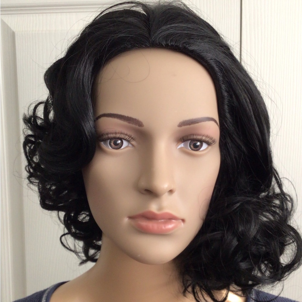 Asymmetrical wavy black wig